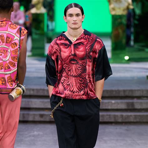 Le fils de Carla Bruni enflamme le défilé Versace